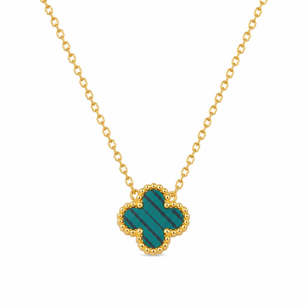 Collar de acero inoxidable bañado en oro 18k PVD con colgante de trébol verde estilo malaquita y borde perlado hecho en España.