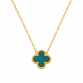 Collar de acero inoxidable bañado en oro 18k PVD con colgante de trébol verde estilo malaquita y borde perlado hecho en España.