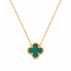 Collar de acero inoxidable bañado en oro 18k PVD con colgante de trébol verde estilo malaquita y borde perlado hecho en España.