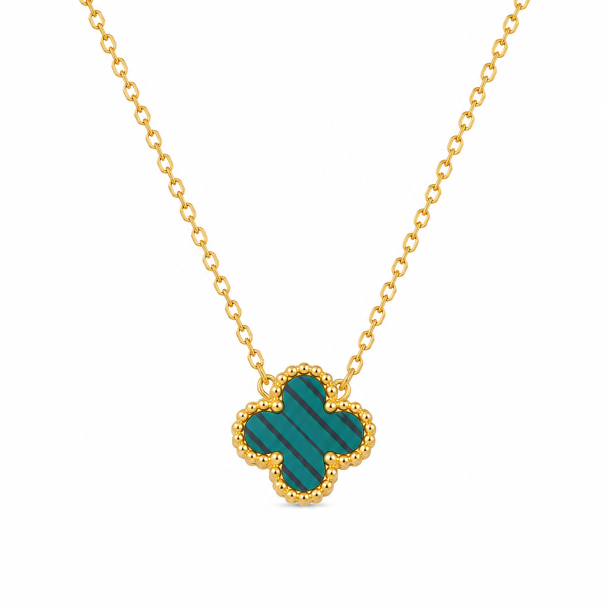 Collar de acero inoxidable bañado en oro 18k PVD con colgante de trébol verde estilo malaquita y borde perlado hecho en España.