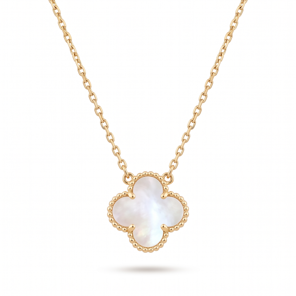 Collar elegante con baño de oro de 18 quilates, cadena ajustable y colgante en forma de trébol con centro de nácar blanco. Joyería fina fabricada en España.