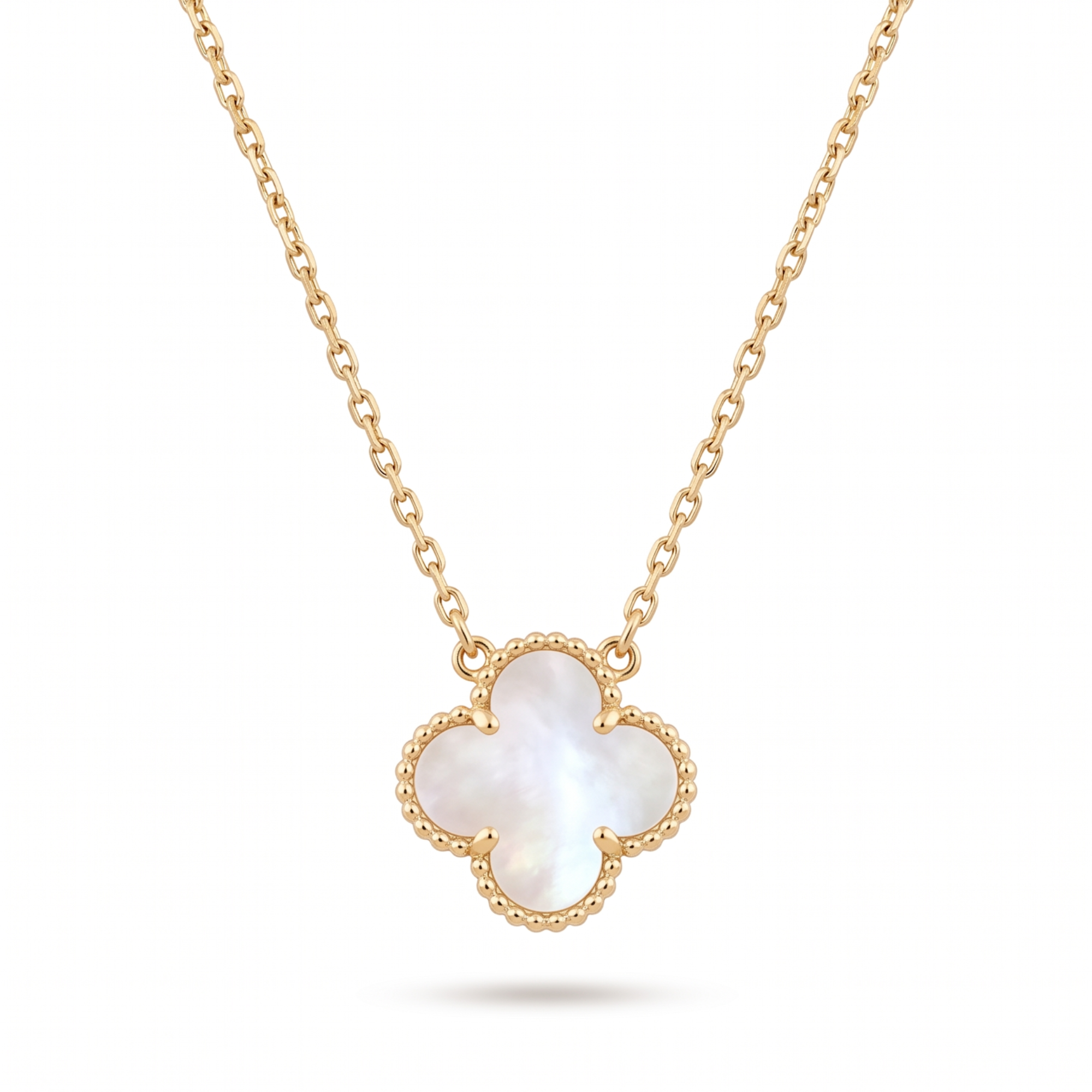 Collar elegante con baño de oro de 18 quilates, cadena ajustable y colgante en forma de trébol con centro de nácar blanco. Joyería fina fabricada en España.