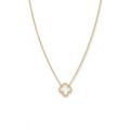 Collar de cadena fina con colgante de trébol de nácar blanco, elaborado en acero 100% con laminado en oro de 18K PVD.