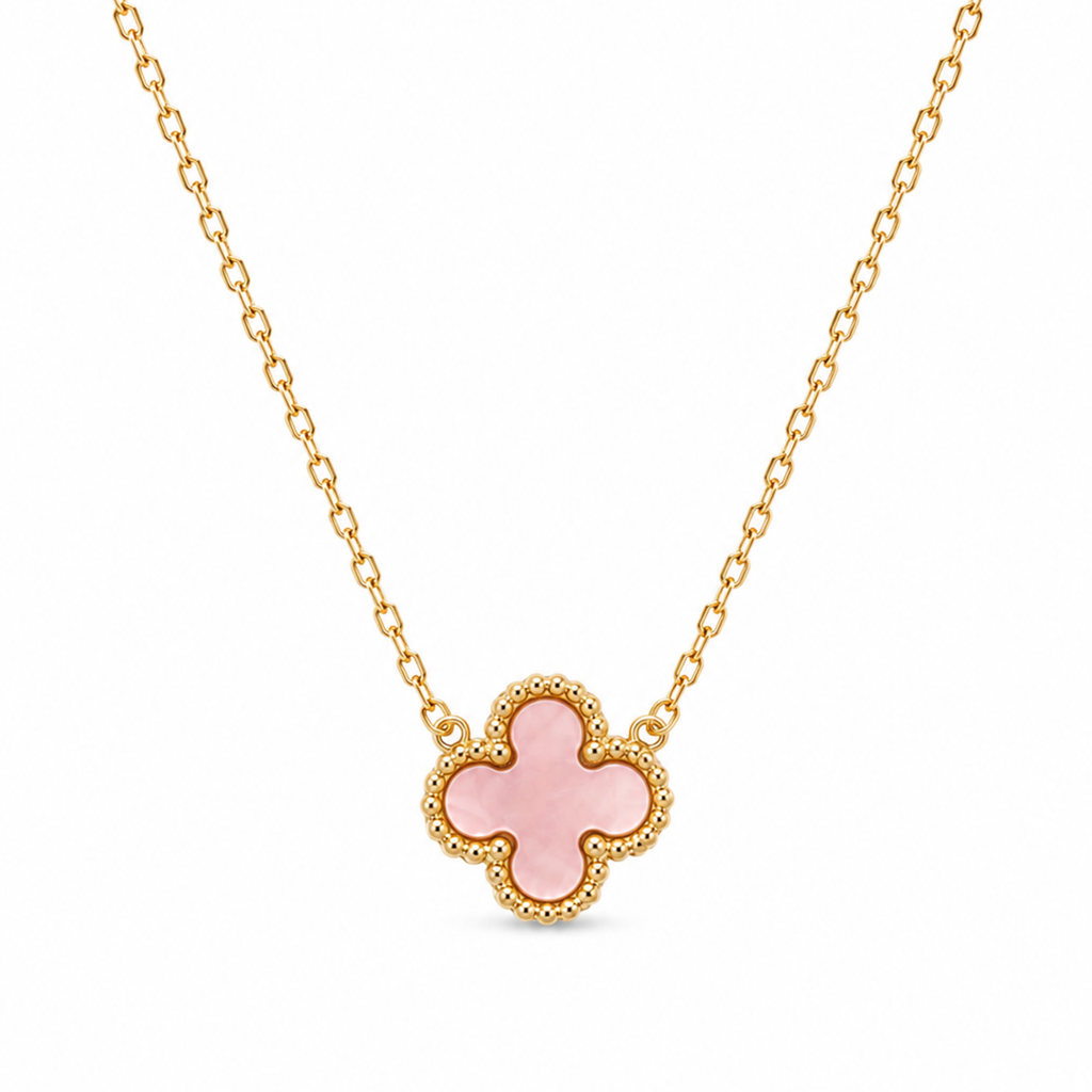 Collar de acero inoxidable bañado en oro 18k PVD con colgante de trébol rosa efecto nácar y borde perlado hecho en España.