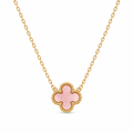 Collar de acero inoxidable bañado en oro 18k PVD con colgante de trébol rosa efecto nácar y borde perlado hecho en España.