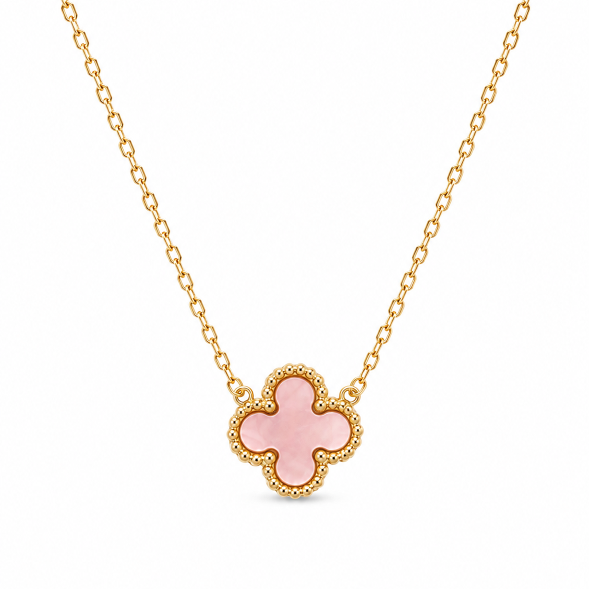 Collar de acero inoxidable bañado en oro 18k PVD con colgante de trébol rosa efecto nácar y borde perlado hecho en España.