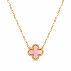 Collar de acero inoxidable bañado en oro 18k PVD con colgante de trébol rosa efecto nácar y borde perlado hecho en España.