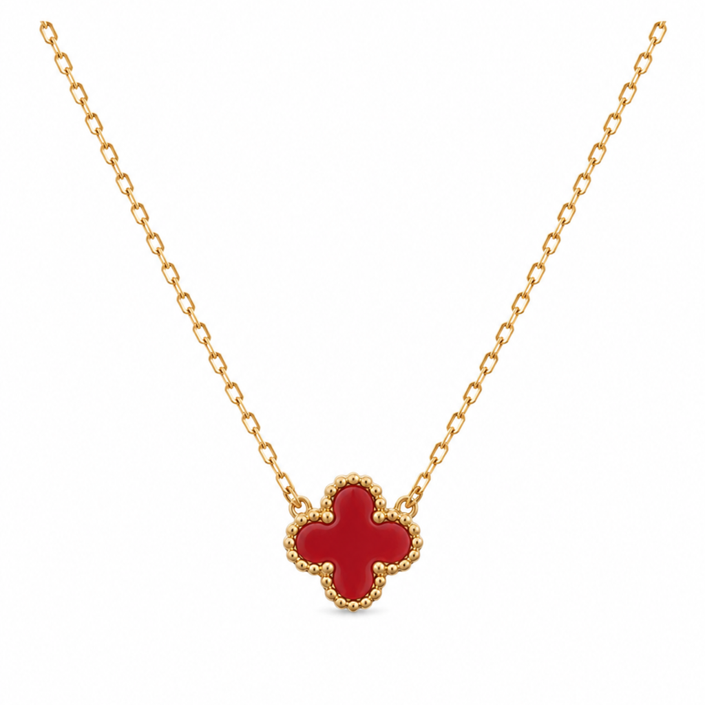 Collar de acero inoxidable bañado en oro 18k PVD con colgante de trébol rojo estilo cornalina y borde perlado hecho en España.