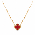 Collar de acero inoxidable bañado en oro 18k PVD con colgante de trébol rojo estilo cornalina y borde perlado hecho en España.