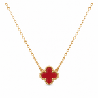 Collar de acero inoxidable bañado en oro 18k PVD con colgante de trébol rojo estilo cornalina y borde perlado hecho en España.