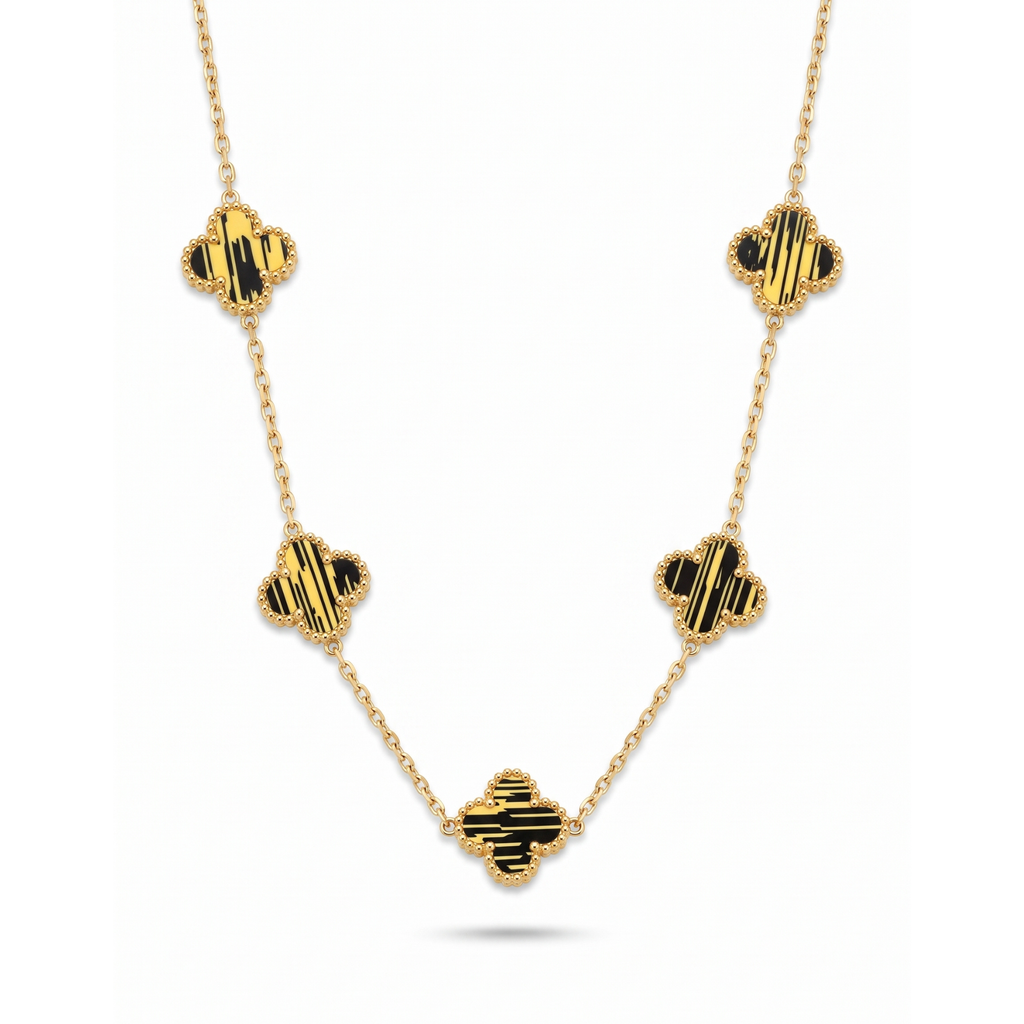 Collar de eslabones en acero bañado en oro de 18K PVD con cinco tréboles veteados en negro y dorado, hecho en Egipto.