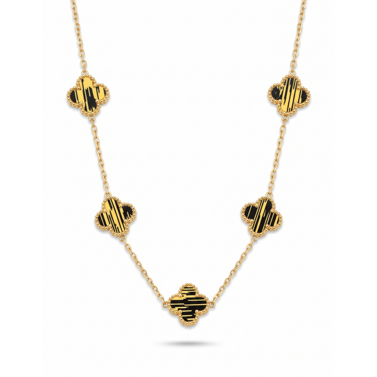 Collar de eslabones en acero bañado en oro de 18K PVD con cinco tréboles veteados en negro y dorado, hecho en Egipto.