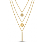 Collar de tres capas bañado en oro de 18k con dijes de tréboles de cuatro hojas con circonitas brillantes y una barra geométrica colgante, sobre fondo blanco de catálogo.