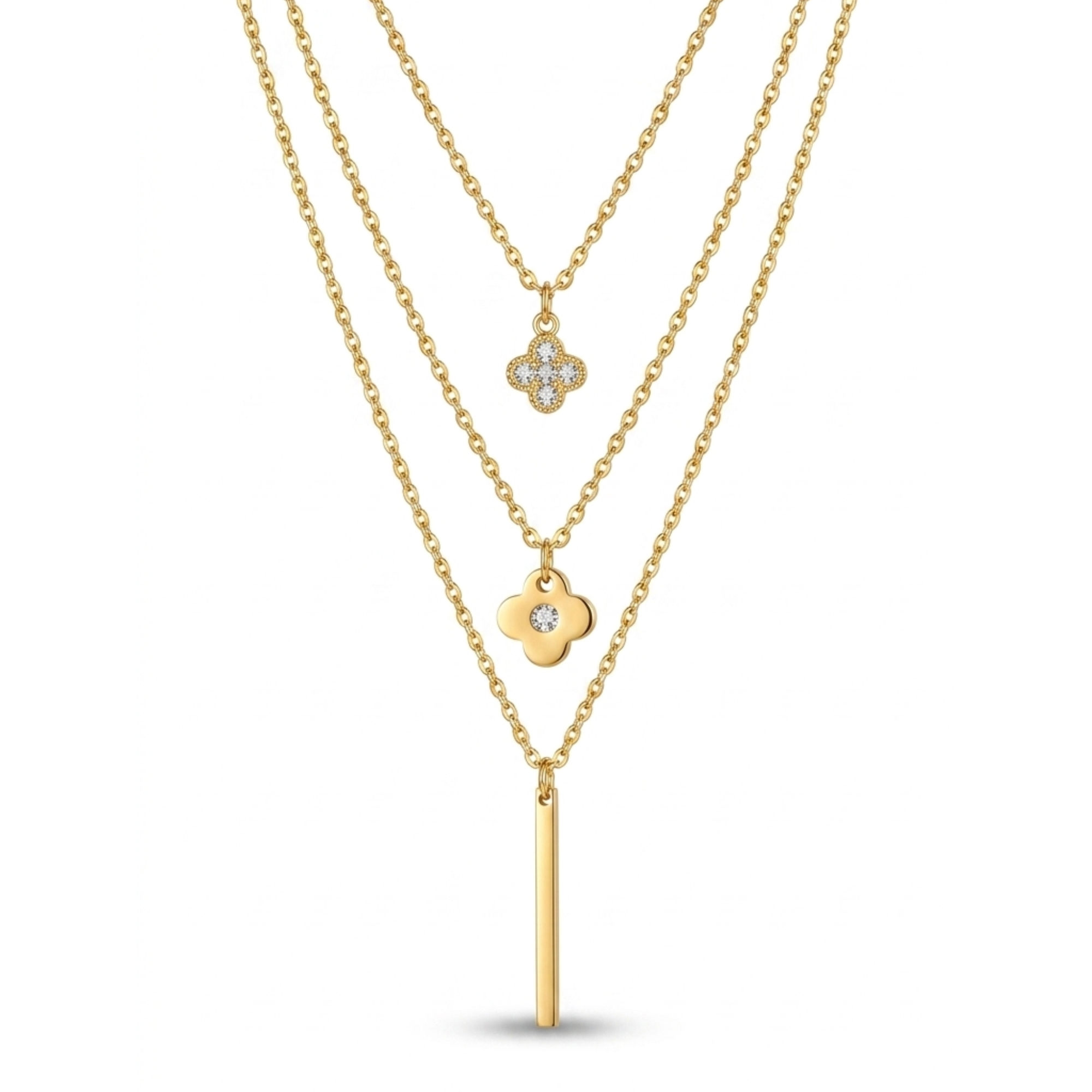 Collar de tres capas bañado en oro de 18k con dijes de tréboles de cuatro hojas con circonitas brillantes y una barra geométrica colgante, sobre fondo blanco de catálogo.