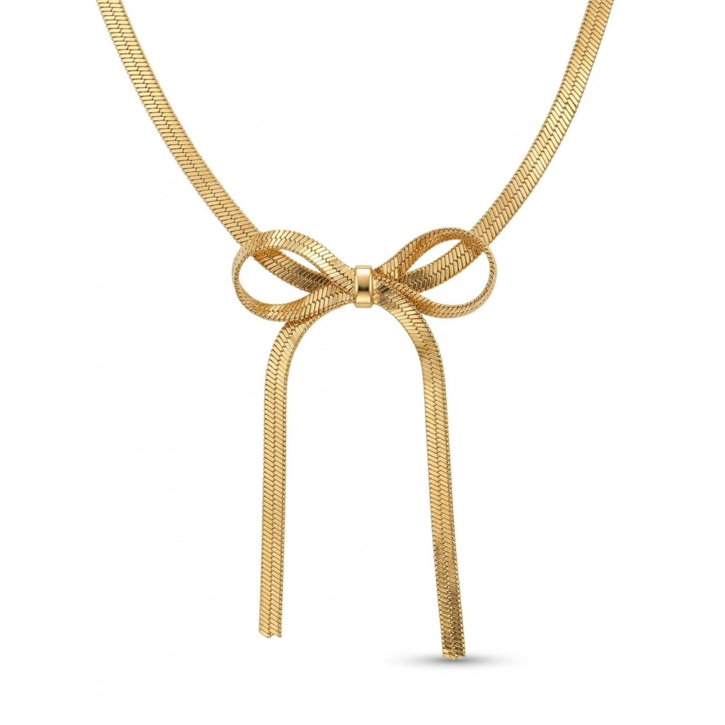 Collar de cadena plana con motivo de lazo en acero bañado en oro de 18K PVD, hecho en España.