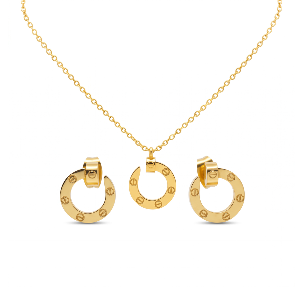 Conjunto de collar y pendientes con diseño de clavo circular grabado en acero inoxidable bañado en oro 18k hecho en España.