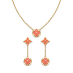 Conjunto de collar y pendientes colgantes en acero inoxidable con baño de oro 18K y esmalte color coral hecho en España.