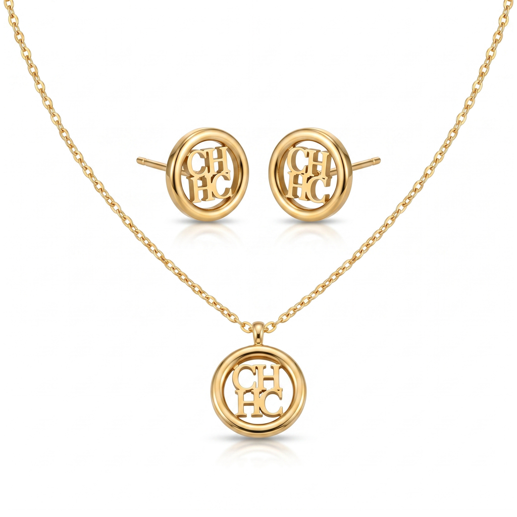 Conjunto de collar y pendientes de botón en acero inoxidable bañado en oro 18k con monograma circular hecho en España.