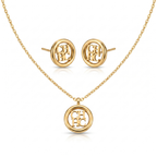 Conjunto de collar y pendientes de botón en acero inoxidable bañado en oro 18k con monograma circular hecho en España.