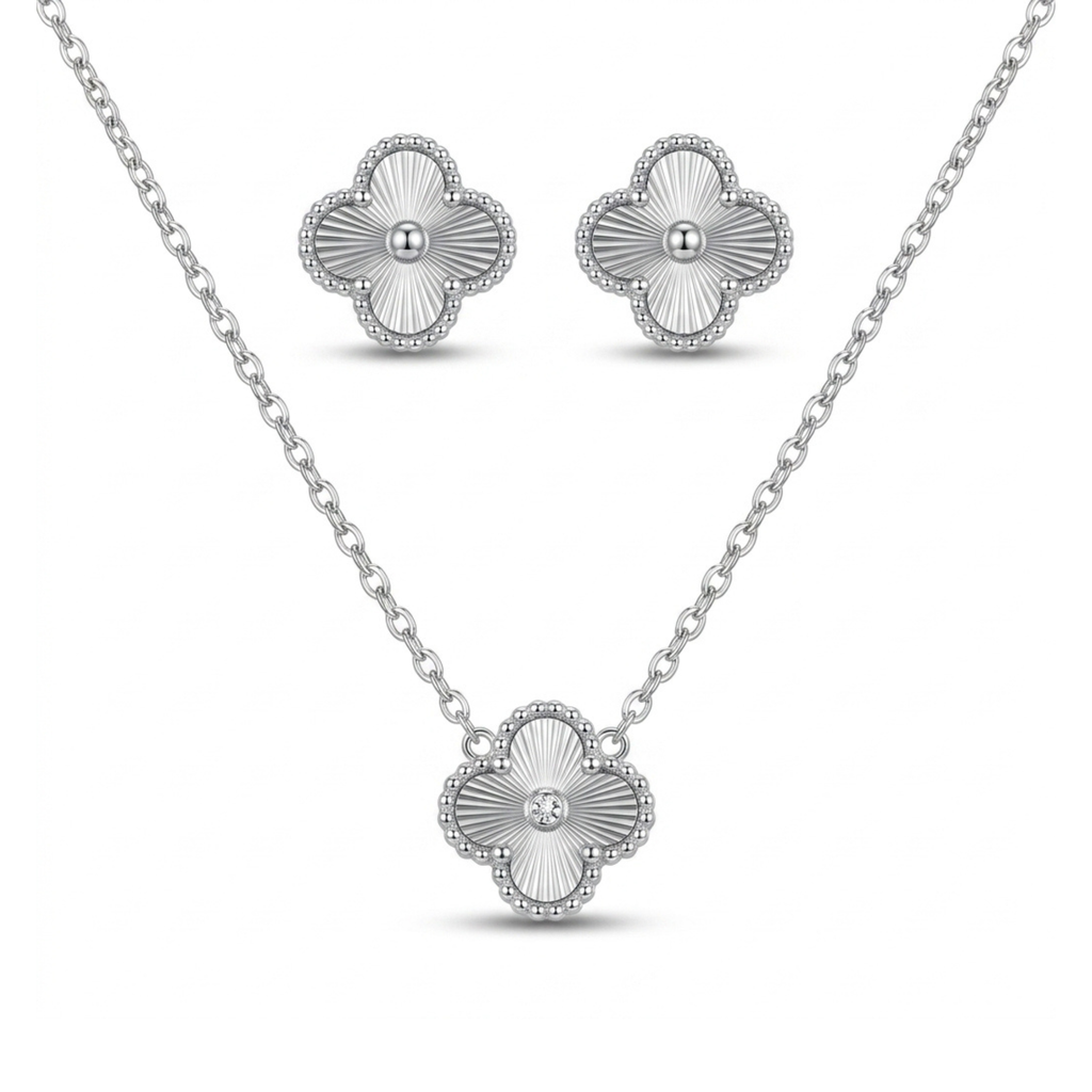 Conjunto de collar y pendientes de acero inoxidable 100% con baño de oro de 18k PVD en forma de trébol texturizado y circonita central, hecho en España.