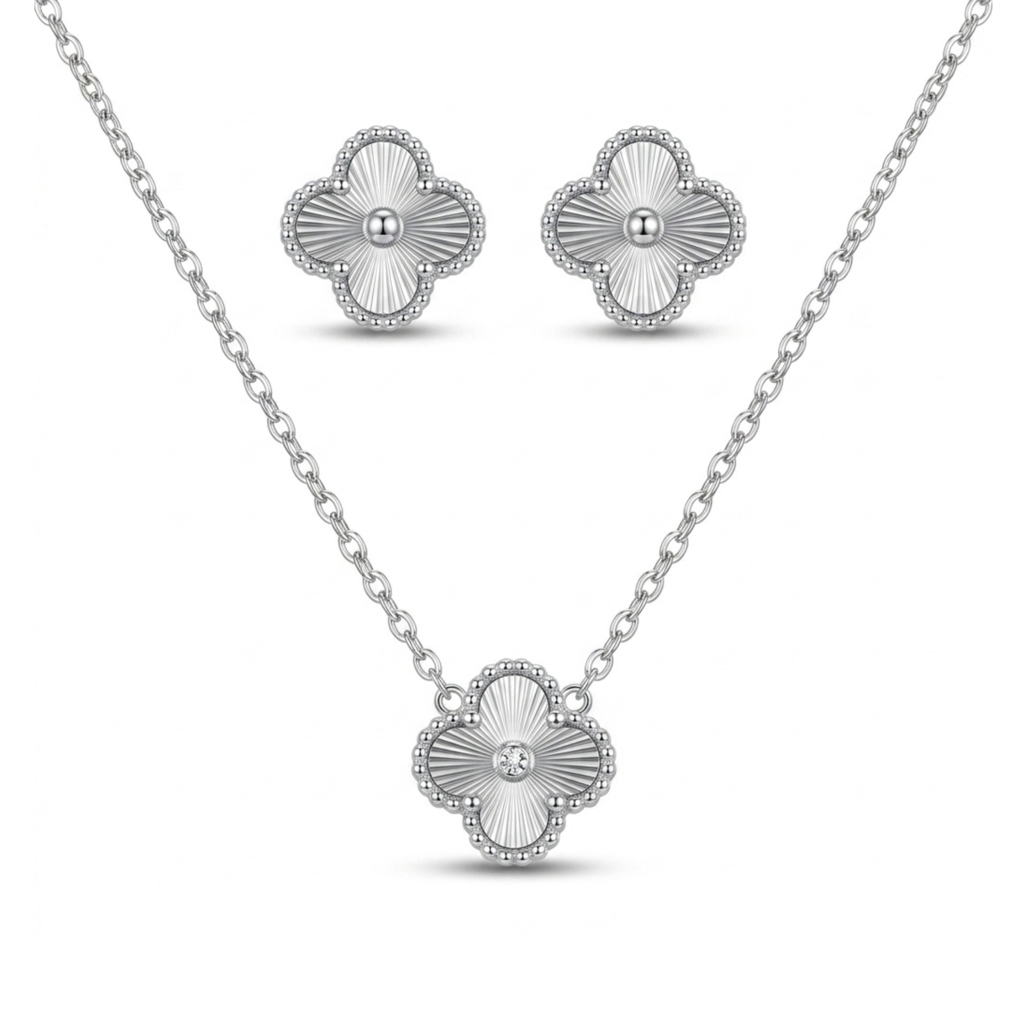 Conjunto de collar y pendientes de acero inoxidable 100% con baño de oro de 18k PVD en forma de trébol texturizado y circonita central, hecho en España.