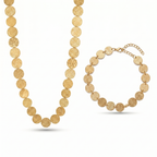 Conjunto de alta joyería de acero inoxidable con chapado en oro de 18K que incluye gargantilla y pulsera de monedas texturizadas hechas en España.