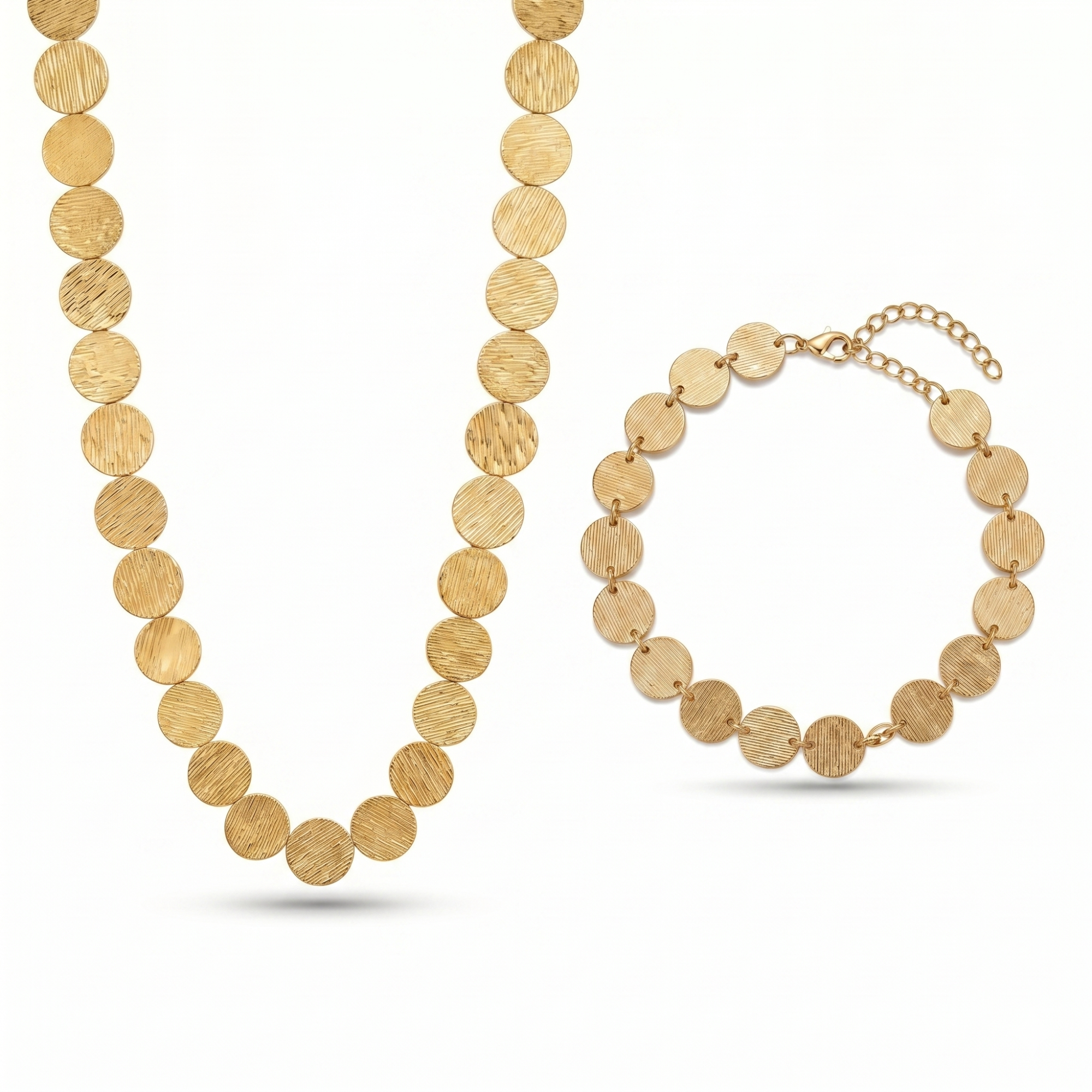 Conjunto de alta joyería de acero inoxidable con chapado en oro de 18K que incluye gargantilla y pulsera de monedas texturizadas hechas en España.