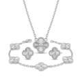 Conjunto de joyas de acero plateado que incluye collar, pulsera de cinco tréboles y pendientes con diseño de trébol grabado estilo guilloché sobre fondo blanco.