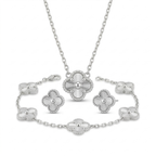 Conjunto de joyas de acero plateado que incluye collar, pulsera de cinco tréboles y pendientes con diseño de trébol grabado estilo guilloché sobre fondo blanco.