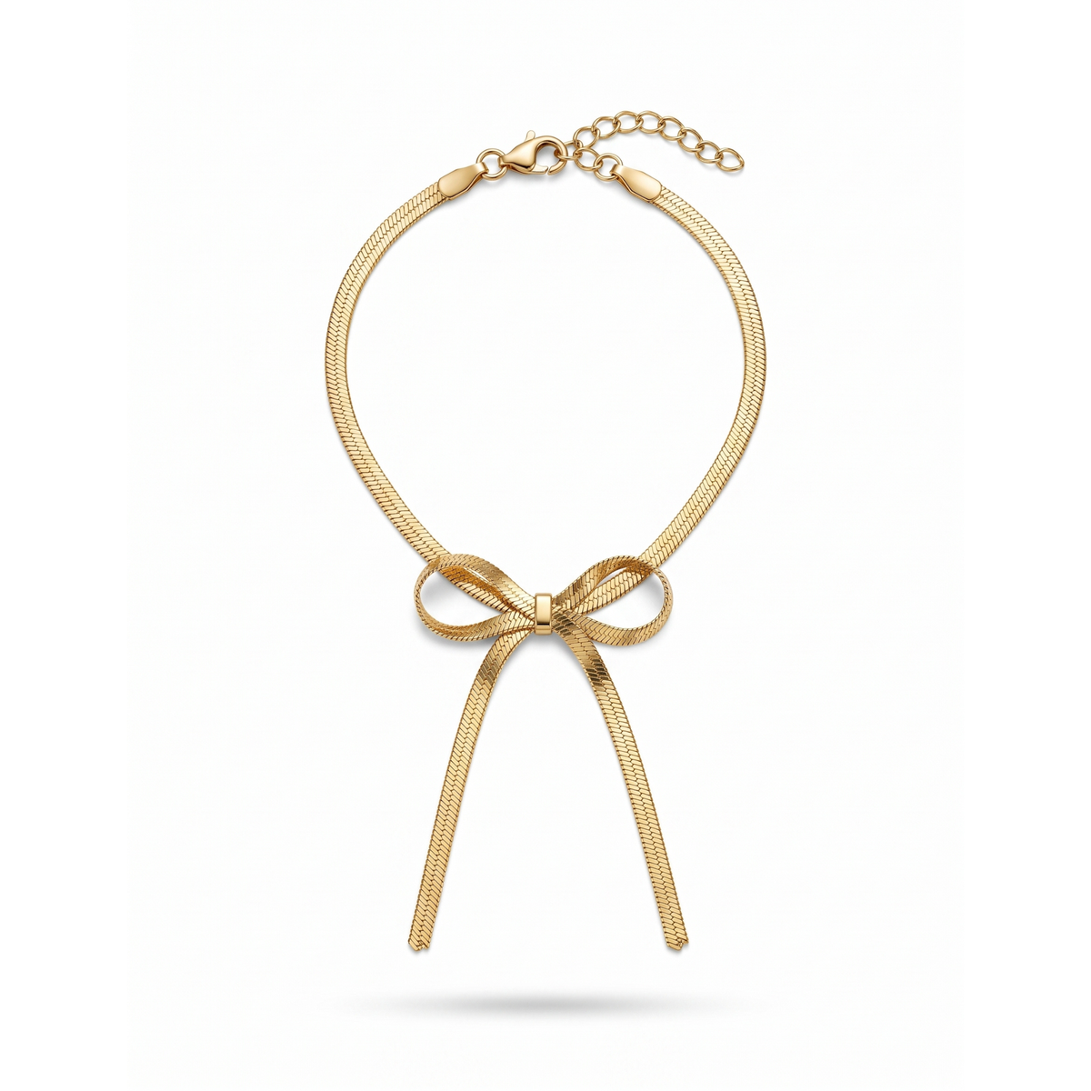 Pulsera de cadena plana ajustable con motivo de lazo en acero bañado en oro de 18K PVD, hecha en España.