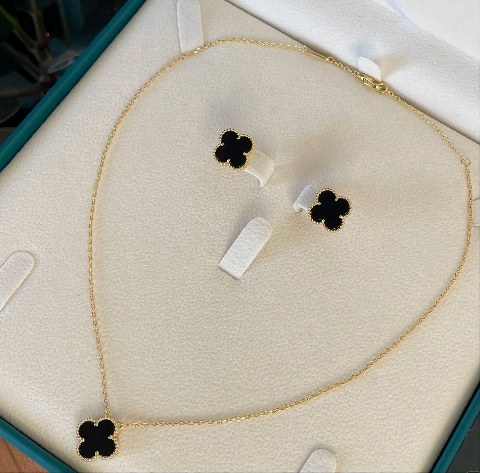 Conjunto de Collar y Pendientes de Trébol Negro - 100% Acero Bañado en Oro 18K