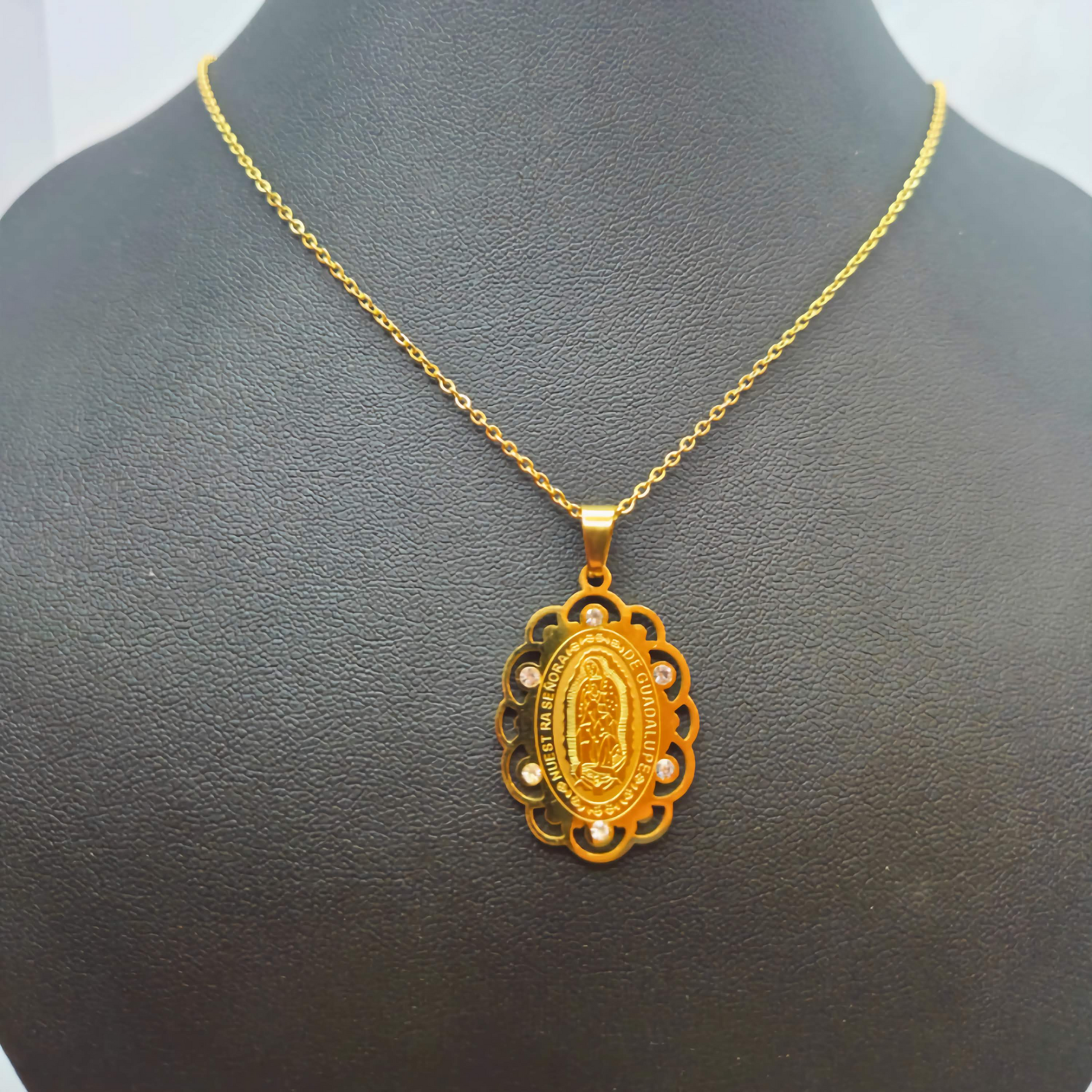 Conjunto Medalla Virgen de Guadalupe con Circonitas - 100% Acero Bañado en Oro 18K