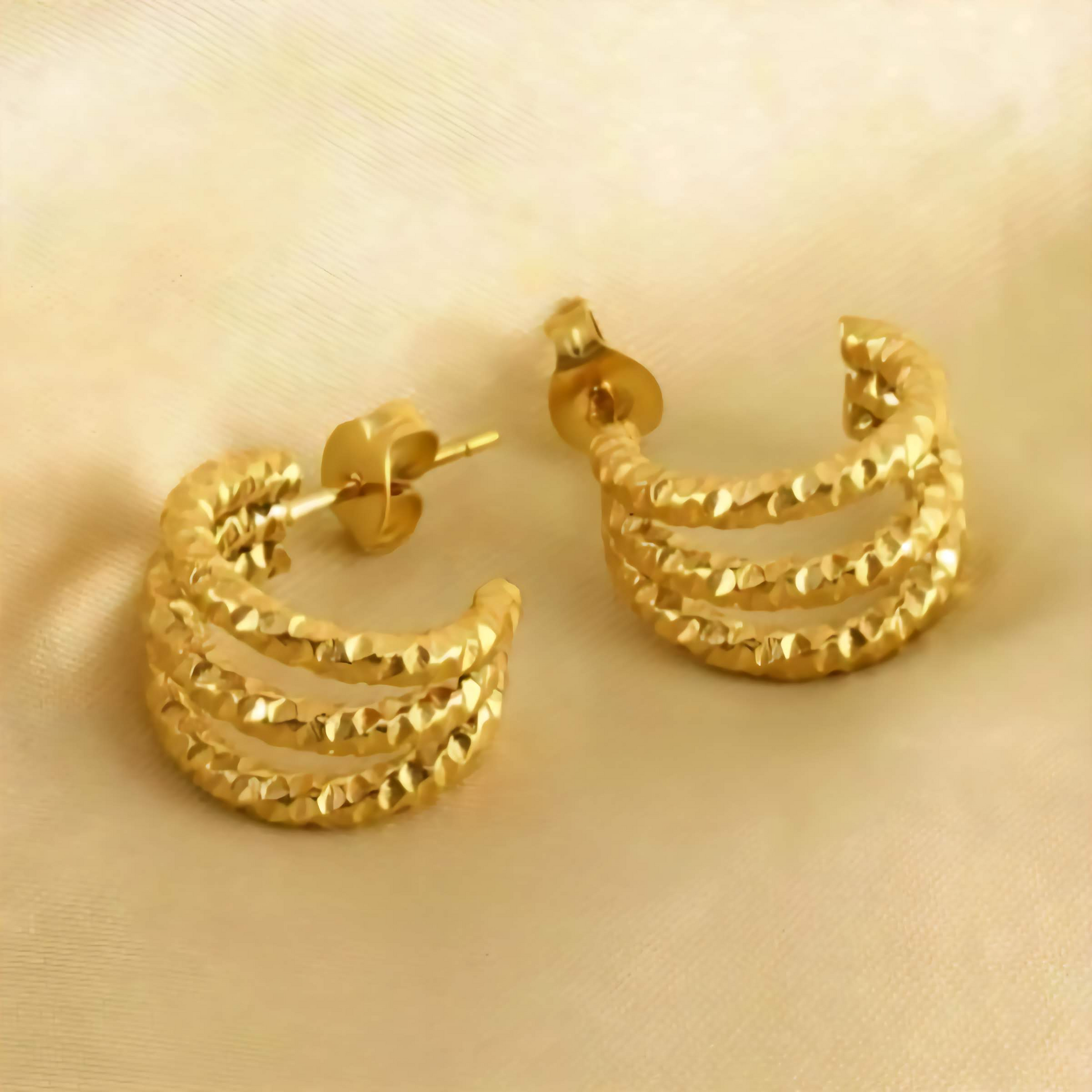 Pendientes de Acero Inoxidable Bañados en Oro de 18K con Acabado Láser