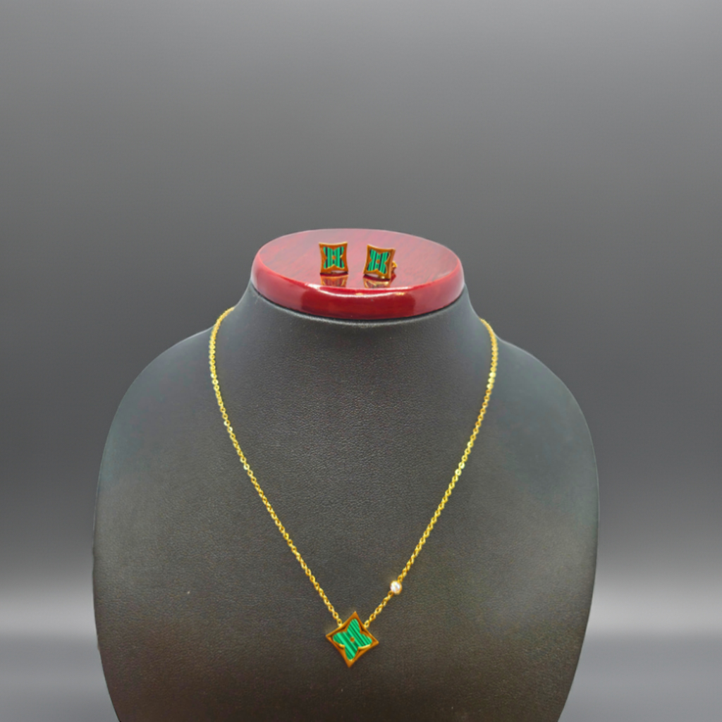 Conjunto Collar y Pendientes de Trébol Esmaltado Verde - 100% Acero Bañado en Oro 18K