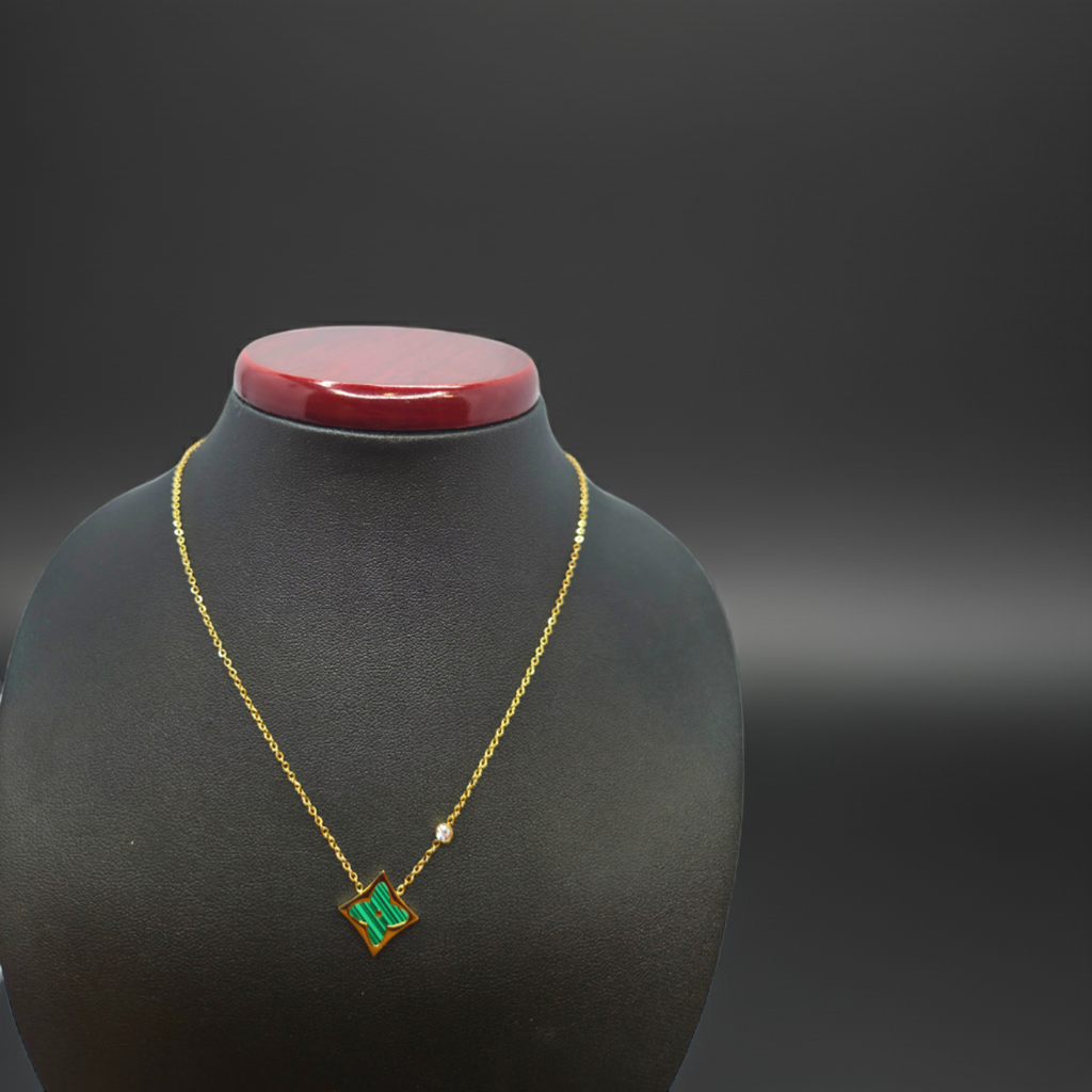 Conjunto Collar y Pendientes de Trébol Esmaltado Verde - 100% Acero Bañado en Oro 18K