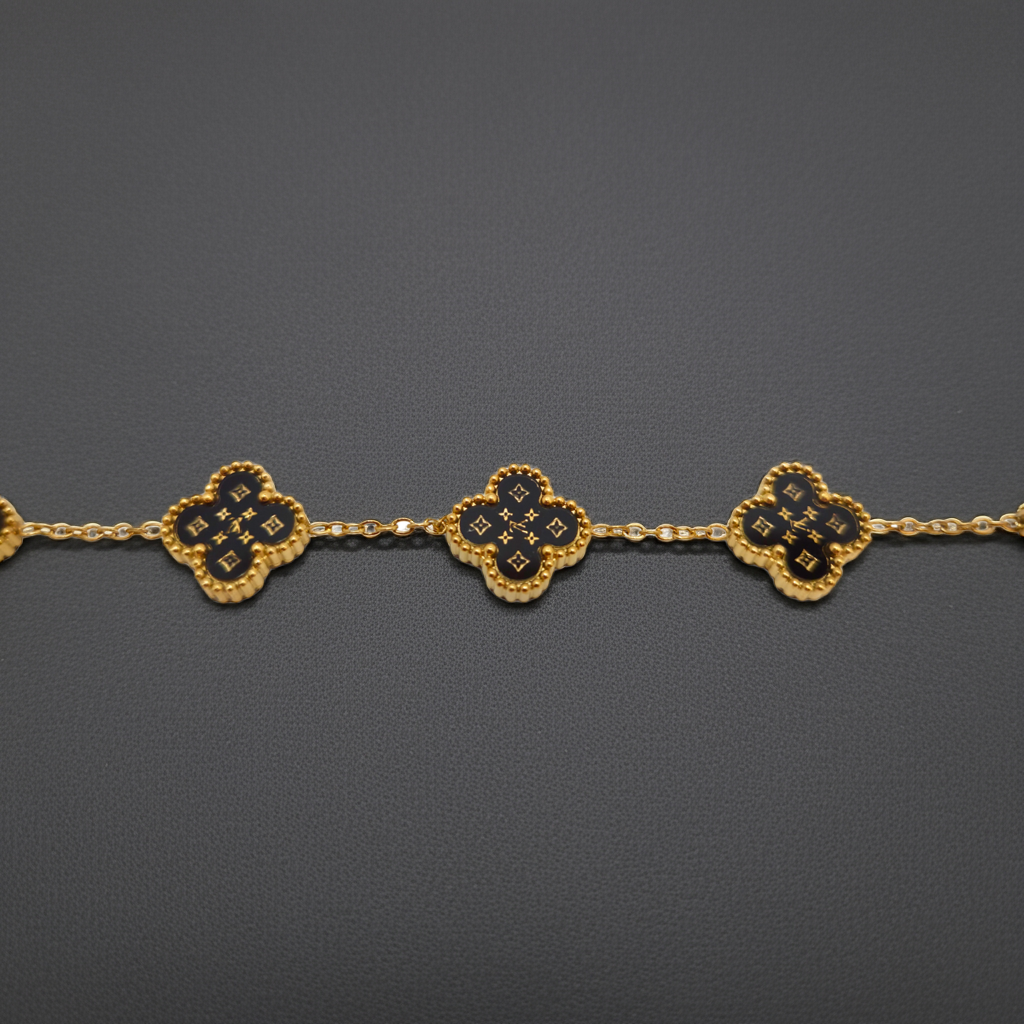 Pulsera de Trébol Negro con Patrón Geométrico 100% Acero Bañado en Oro 18K