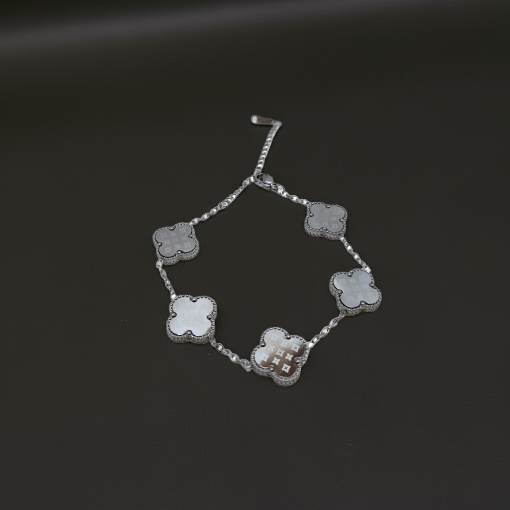 Pulsera de Trébol Plateada con Nácar Blanco y Patrón 100% Acero Inoxidable