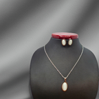 Conjunto de Joyas Clásico con Nácar Blanco - Pendientes y Collar 100% Acero Bañado en Plata