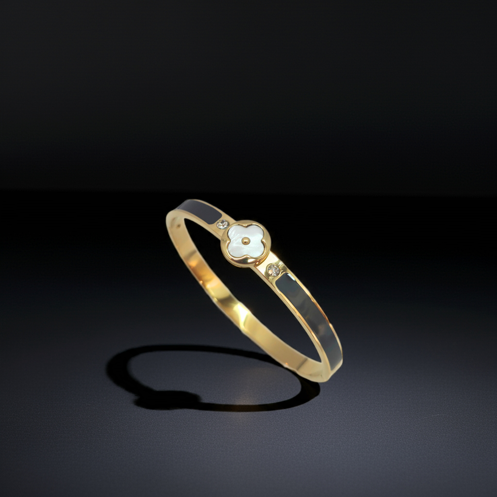Bracelet rigide avec motif trèfle en nacre et zircone, détails émaillés noirs - 100 % acier plaqué or 18 carats