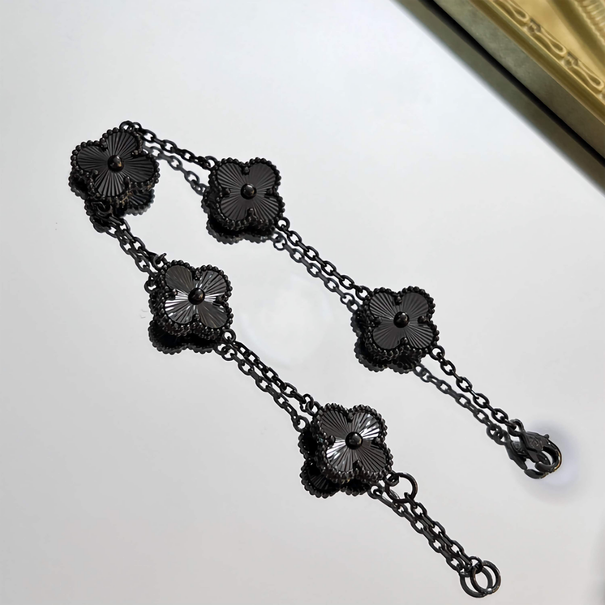 Pulsera Tréboles Negros con Textura - 100% Acero Bañado en Rodio Negro