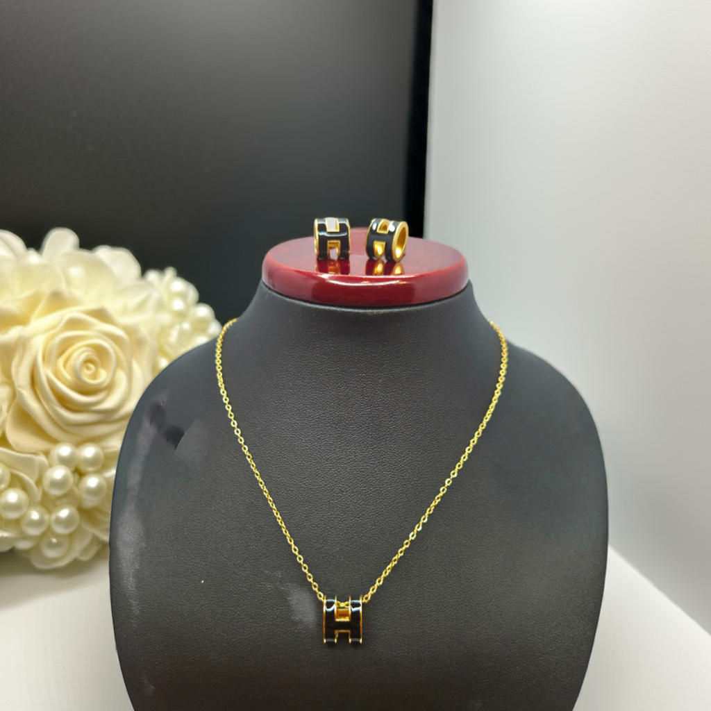 Conjunto Collar y Pendientes Letra 'H' Esmaltada - 100% Acero Bañado en Oro 18K