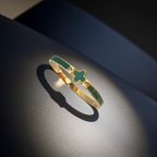 Pulsera Rígida con Diseño de Trébol Esmaltado Verde y Circonitas - 100% Acero Bañado en Oro 18K