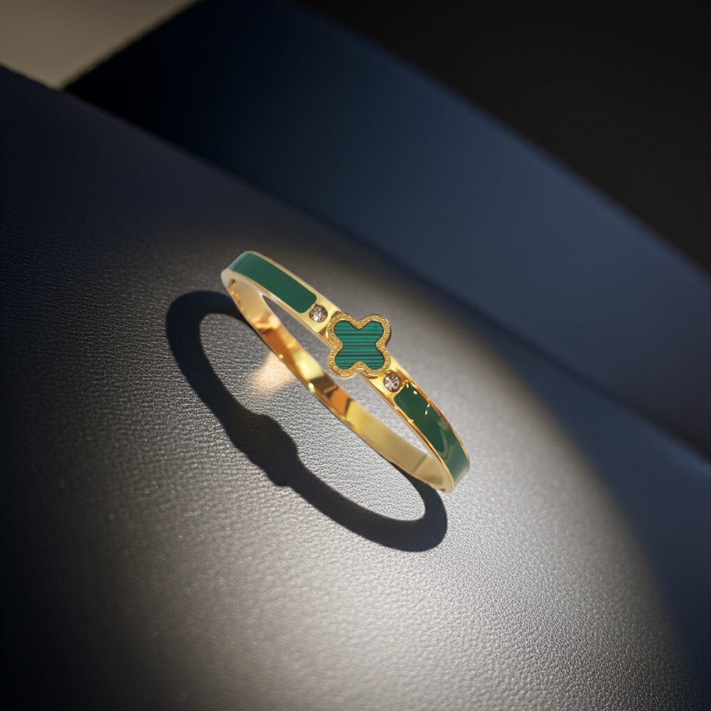 Bracelet rigide avec motif trèfle émaillé vert et zircone - 100 % acier plaqué or 18 carats