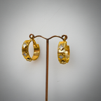 Pendientes de Aro con Detalle de Trébol Blanco - 100% Acero Bañado en Oro 18K