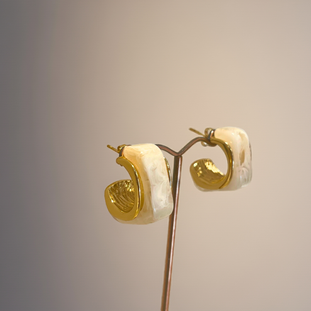 Boucles d'oreilles créoles en résine marbrée blanche - 100 % acier plaqué or 18 carats