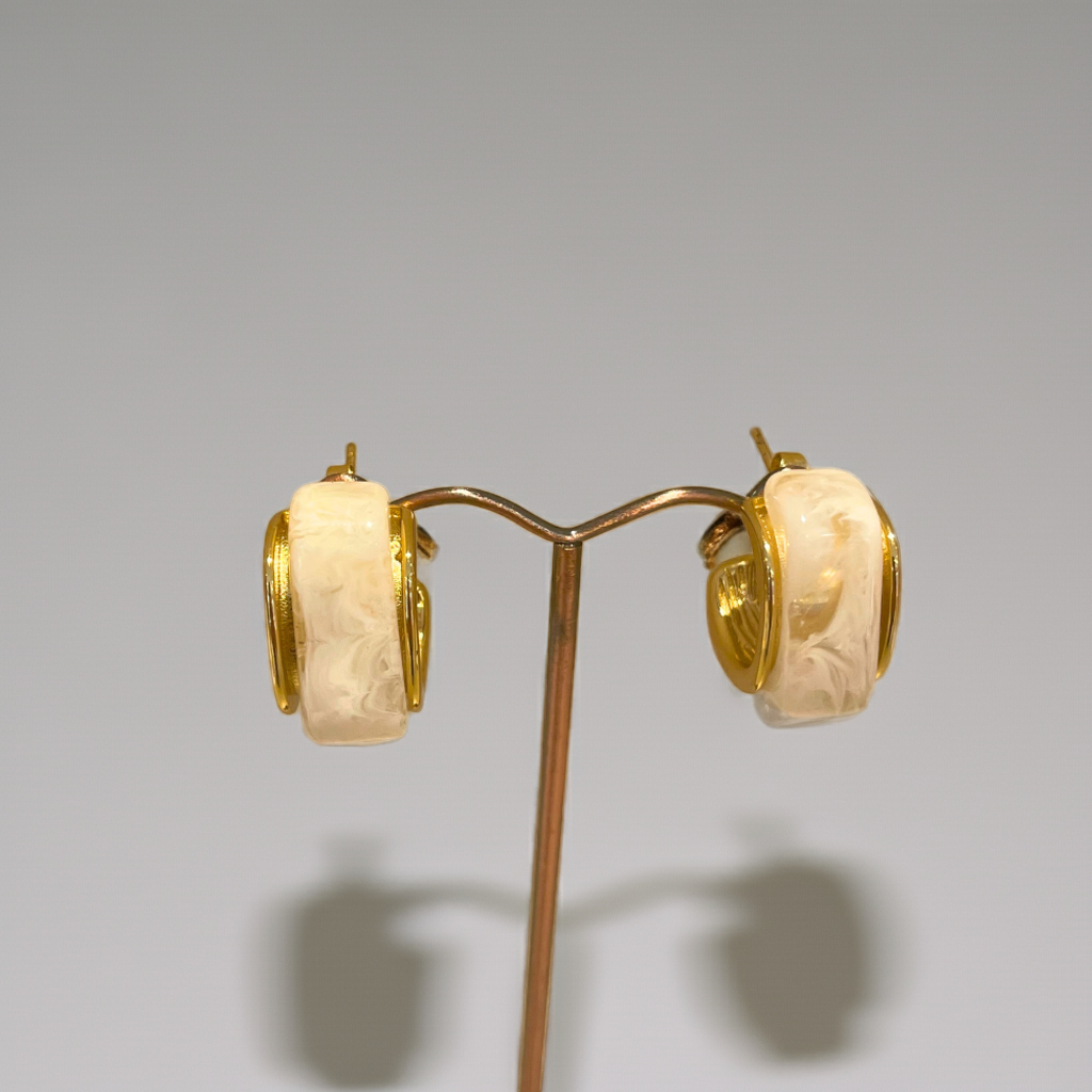 Boucles d'oreilles créoles en résine marbrée blanche - 100 % acier plaqué or 18 carats