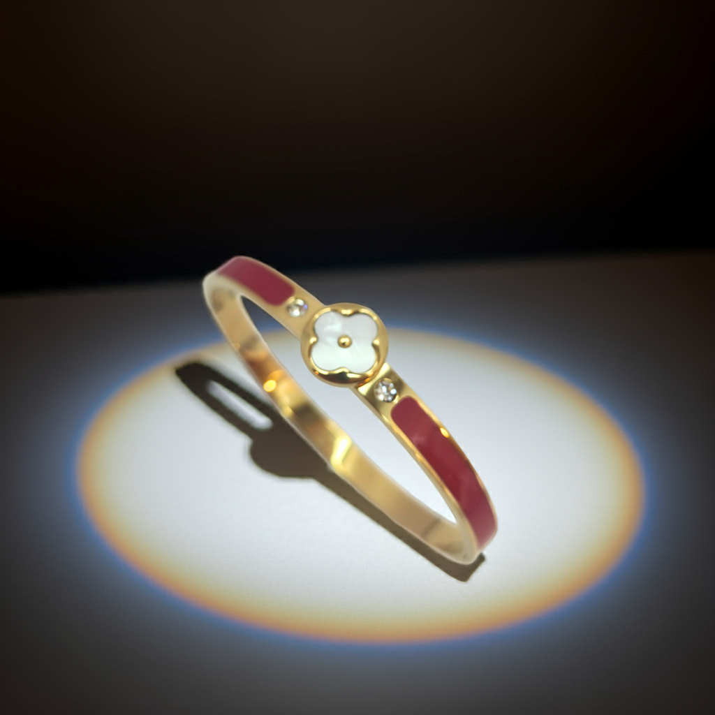 Bracelet rigide avec trèfle en nacre et zircone, détails émaillés rouges - 100 % acier plaqué or 18 carats