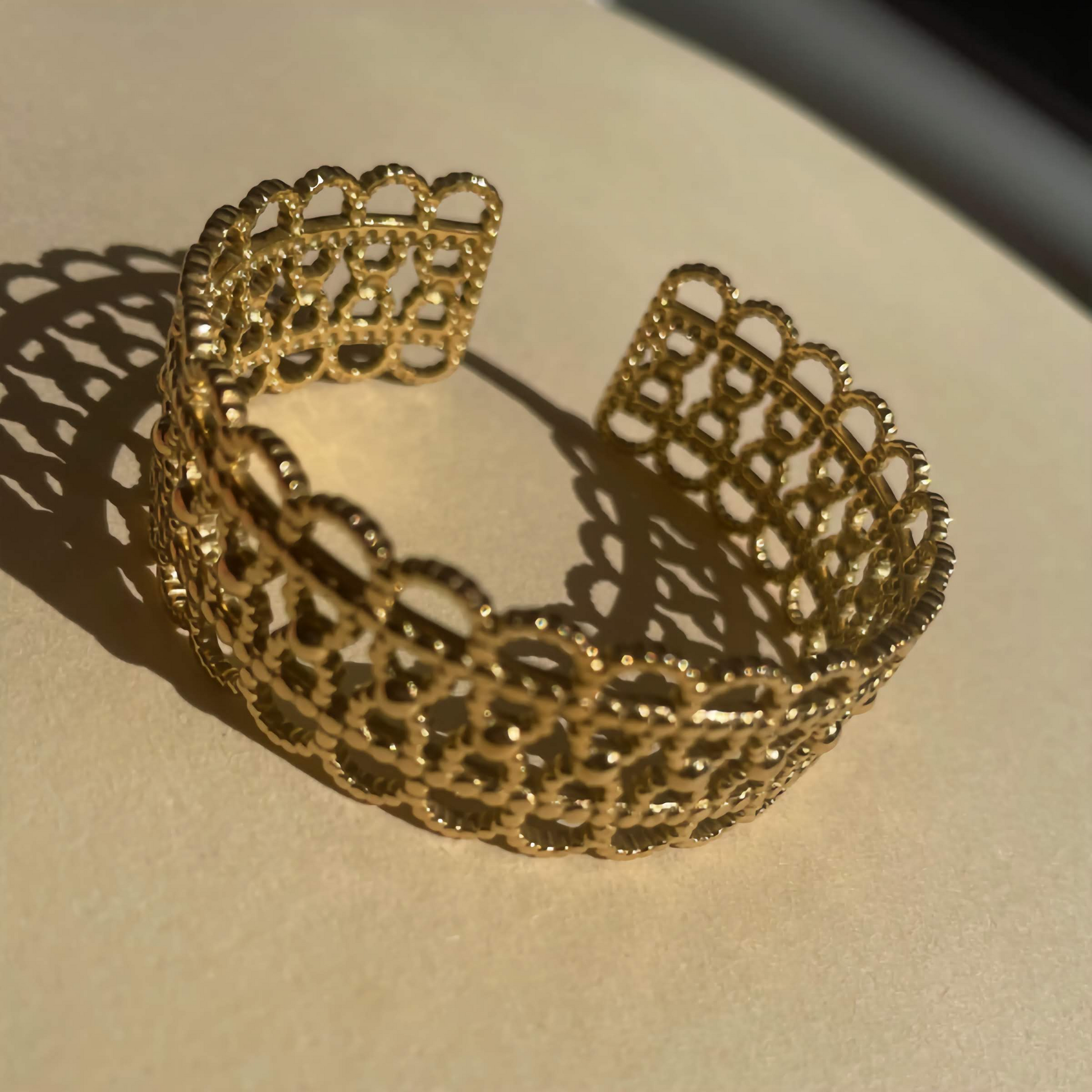 Bracelet jonc 100 % acier plaqué or 18 carats avec motif filigrane ajouré