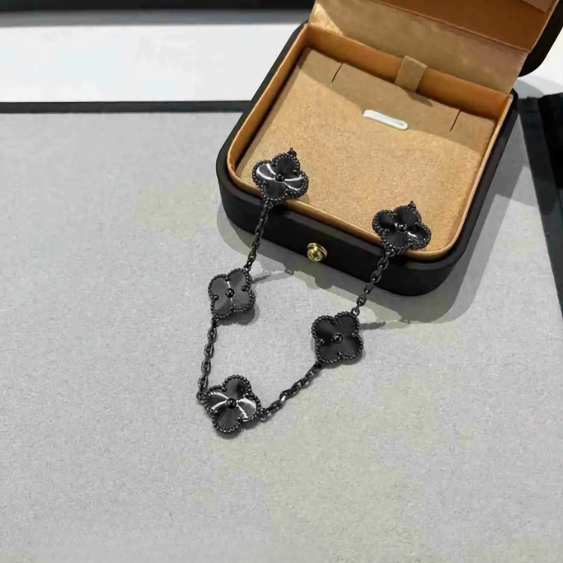 Pulsera Tréboles Negros con Textura - 100% Acero Bañado en Rodio Negro