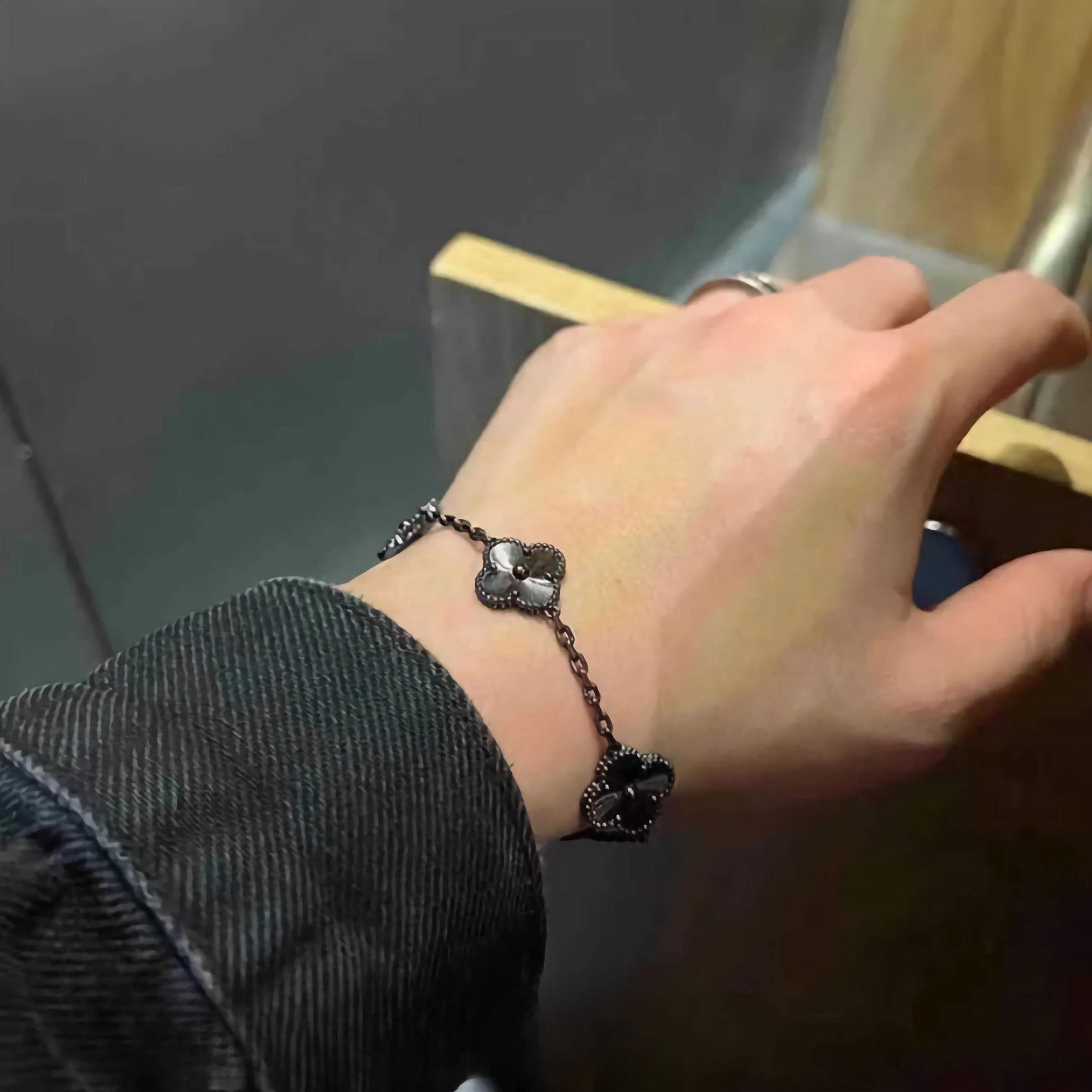 Pulsera Tréboles Negros con Textura - 100% Acero Bañado en Rodio Negro
